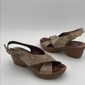 Dansko Tan Wedge Shoes sandals Cushioned Footbed women 40 leather casual office